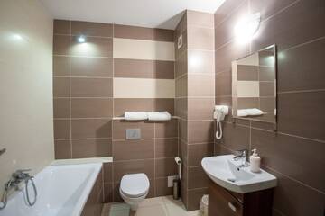 Фото номера Четырехместный номер с ванной Гостевой дом Restauracja Hotel Graal г. Targowisko 4